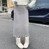 Saia midi feminina de outono e inverno de cintura alta, afunilada, corte A, com cós elástico, apresentando design de bolinhas em tricô e corte reto com barra franzida