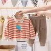 Ropa para Niños Ropa para Hombre Estilo Coreano Camisa Polo Rayada Pantalones de Moda Estampado de Dibujos Animados Traje de Dos Piezas de Manga Larga Fabricante Venta al por Mayor