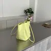 Bolso de Hombro Tipo Cubo de Color Caramelo Nuevo de Verano, Bolso Ligero de Nailon, Casual, Moderno, Versátil, Tendencia, Bolso Tote Estilo Relajado