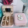 [Caja de Joyería Espejo con Letras Bordadas] Caja de Joyería con Letras del Alfabeto (26) Espejo Simple para Joyería Portátil para Viajes Venta Caliente