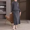 Conjunto de dos piezas de moda de primavera para mamá de comercio exterior transfronterizo, nuevo conjunto de falda versátil elegante y holgado de moda de invierno que reduce la edad