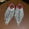 Pendientes de Plata de Estilo Europeo y Americano Transfronterizos con Borlas Tachonadas de Diamantes, Artesanía Exquisita, Pendientes Audaces con un Toque de Lujo Ligero y Sensación de Alta Gama, Modernos Accesorios para Orejas de Mujer