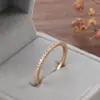 Anillo Sencillo Estilo Ins de Una Fila con Diamantes para Mujer Moda Europea y Americana Microincrustado Zirconia Anillo de Cola Anillo para Articulación del Dedo Índice Fabricantes Suministro