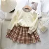 Conjunto de Manga Longa para Meninas Primavera e Outono, Suéter Pulôver, Saia de Malha Xadrez, Conjunto de Duas Peças, Roupas Infantis para Meninas Transfronteiriças, Em Estoque