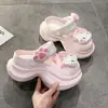 Lindas Chanclas de Playa Gruesas y Cómodas de Dibujos Animados Hello Kitty 2026 Primavera/Verano Nuevas Chanclas Cerradas Antideslizantes para Uso en Exteriores