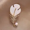 Broche de Mariposa para Mujer Sentido de Gama Alta Nicho Venta al por Mayor Pin de Perla Temperamento Fijo Metal Traje Joyería de Perlas