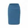 Este conjunto elegante e sedutor apresenta um design que abraça o corpo, acentuando suas curvas.. É um conjunto de três peças para mulheres, perfeito para o outono, composto por um top de tricô com gola alta parcial, uma saia de comprimento médio e um cardigã.
