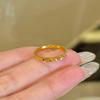Tienda de Oro Mismo Estilo Anillo Hielo Triturado 2N para Mujer, Chapado en Oro Versión Estrecha de 2 mm Anillo de Pareja Brillante, Diseño de Nicho Banda Lisa