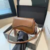 Bolsas textura nicho bolsa de ombro única sob o braço feminina 2026 novo estilo retrô versátil bolsa quadrada pequena de ombro único transversal