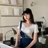 Design versátil, estilo minimalista, camiseta lisa de cor sólida com gola U e manga curta, slim fit, para mulheres, perfeita para o verão, temporada de formaturas e para criar um efeito emagrecedor.