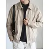 Estilo francés, estética de 'dinero viejo', diseño deconstruido, chaqueta de cuero aterciopelado para hombre, que exuda un ambiente sofisticado y minimalista, con un corte holgado y un cuello distintivo