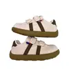 Tênis fofos populares com velcro para mulheres, novos sapatos chic de nicho estilo pão fofinho para o outono de 2026, tênis brancos