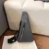 Bolsa de peito esportiva de marca fashion de grande capacidade, igual para homens e mulheres, bolsa pequena nova de 2023, tecido de nylon, leve, transversal, bolsa triangular