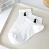 Meias femininas personalizadas bordadas com carinhas sorridentes, meias brancas casuais, respiráveis ​​e confortáveis, ideais para estudantes e esportes. Fabricante de meias.
