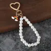 Llavero Colgante de Flor de Aleación Bicolor Transfronterizo Lindo Flor Blanca Pequeña Letra Perla Accesorios Colgante para Bolsa de Cubierta de Auriculares