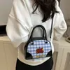 Bolso de mano a cuadros fresco y lindo para mujer, mochila y bolso cruzado nuevos de moda y con estilo estilo universitario para el verano de 2026