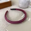 Luxo Leve e Senso de Design Faixa de Cabeça com Cabeça Esponjosa de Borda Fina em Cetim Acessórios de Cabelo de Cor Pura para Mulheres Faixa de Cabeça 2023 Novo Estilo de Celebridade da Internet