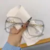 Novos Óculos Elegantes de Armação Grande Que Realçam a Aparência do Rosto, com um Design Artístico Único e Haste com Corrente, Modernos e na Moda