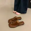 Chanclas de cuña con tira para el dedo del pie para mujer 2026, de suela gruesa, exquisitamente hermosas de estilo francés para uso en exteriores, Nuevas sandalias de celebridad de internet para primavera/verano