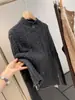 ¡Hilo de alta gama! Cárdigan de punto suave y cómodo de alta calidad con diseño de trenzado de ancho completo y borlas, nuevo estilo de principios de otoño H091601