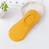 Calcetines de color liso antideslizantes calcetines invisibles para mujer calcetines tipo barco para mujer calcetines de poliéster y algodón de verano estilo coreano absorbentes de sudor calcetines casuales de puesto de mercado fábrica