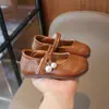 Sapatos pequenos de couro doces com pérolas estilo coreano para crianças, sola macia, sapatos de bebê para usar sem meia, novidade primavera 2025, sapatos de princesa para meninas, atacado