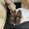 Zapatos peludos redondos y blancos dulces para mujer, perfectos para usar al aire libre en invierno, con forro de felpa añadido para abrigar y una cómoda suela de algodón.