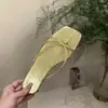 Primer Encuentro Ji Retro Versátil Chanclas de Tira Fina para Mujer Verano Uso Exterior Cómodas Nuevas Planas Dedo del Pie Separado Antideslizantes Estilo Coreano Persona