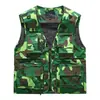 Colete camuflado multi-bolsos para uso externo masculino, colete tático fino de pesca para primavera e outono, peça de vestuário sem mangas casual para trabalho