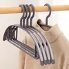 Cabides sem marca, varais de secar roupas antiderrapantes, cabides de plástico, ganchos de cabide para roupas domésticas, varais de roupas, cabides de roupas para pendurar