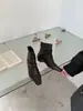 Outono 2026 Novo Estilo Salto Grosso Bico Quadrado Retrô Zíper Traseiro Pregueado Botas Curtas de Couro Botas de Cano Médio nas cores Preto, Marrom Café