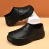 Zapatos de chef para hombre y mujer, pantuflas impermeables de talón cerrado, zapatos específicos para cocina, botas de lluvia sin cordones, zapatos de trabajo antideslizantes de protección laboral al por mayor