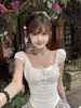 Camiseta blanca de manga corta con hombros descubiertos para mujer, estilo dulce y picante de verano, entallada a la cintura, diseño ajustado, top corto adelgazante