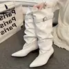 Botas de Cano Alto Apontadas 2026 Femininas de Cano Largo com Fivela de Cinto Botas Estilo Spicy Girl Botas de Cavaleiro para Calça Botas de Couro Empilhadas Botas Femininas