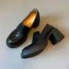 Versão em Pele de Ovelha~Estilo Britânico Salto Grosso Preto Decote Profundo Sapatos Mocassins Versáteis Novos Sapatos de Salto Alto para Pessoas Baixinhas em Estilo College