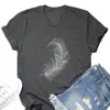 2023 Nueva Estación Independiente en stock Amazon Estampado de Plumas Holgado Casual Versátil Cuello Redondo Manga Corta Top para Mujer