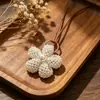 Colar de flor de pérola trançada estilo ins para mulheres, nicho, luxo leve, requintado, versátil, temperamento, corrente longa para suéter