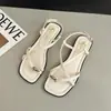 Sandalias romanas de moda para mujer para combinar con faldas, nueva versión coreana de verano 2026, zapatos planos de playa versátiles y elegantes estilo hada