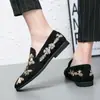 Mocasines para Hombre Estilo Coreano Modernos Zapatos Slip-On con Aumento Oculto de Altura de 4cm/6cm, Zapatos Casuales de Cuero Bordados en Dorado Talla Grande para Peluqueros