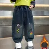 Pantalones de Peluche para Niños Otoño Invierno 2026 Nuevos Elegantes para Niños Pequeños Monopieza de Peluche Estampado de Dibujos Animados Jeans Ropa de Invierno