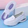 Zapatos de enfermera para mujer al por mayor con suelas suaves, transpirables, no cansan, antideslizantes, resistentes a olores, de altura ajustable, calzado de trabajo específico para hospital