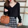 Suéter OEM para mujer en otoño e invierno 2026, nuevo top de punto popular con cuello en V, estilo holgado y casual, camiseta base blanca