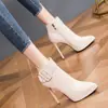 Botas Curtas Salto Agulha Estilo Socialite com Fivela de Cinto, Novo Design Apontado para Outono e Inverno, Botas Martin Versáteis, Elegantes e Emagrecem, Modernas