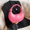 Bolsa de Mão Texturizada em Forma de Meia-Lua para Mulheres 2025 Verão Nova Moda Versátil Bolsa de Axila Simples Casual Estilo Ocidental Bolsa Transversal