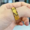 Ventas Directas de Fábrica, Productos Más Vendidos en Tiktok, Anillos Chapados en Oro de Alta Gama al por Mayor para Hombres y Mujeres, Anillos Lisos con Superficie Brillante y la Palabra'' en Acero de Titanio