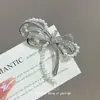 Nova Broche Borboleta Gato Cintilante, Broche Versátil para Terno de Alta Qualidade, Broche Personalizado com Estilo de Luxo Leve da Moda