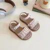 Sandalias dulces y encantadoras para niños 2025 verano nuevo zapatos de playa transpirables sandalias de princesa para niñas zapatos de estudiante con perlas