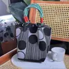 251 Modelos de Bolsas Quadradas Pequenas Populares Transfronteiriças, Bolsas de Lanche de Tricô Portáteis de Grande Capacidade para o Trabalho, Deslocamento e Sacolas de Presente