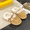 Novas pantufas de algodão com laço de strass para outono e inverno de 2026 para mulheres, com sola grossa, quentes e forradas com fleece, adequadas para uso interno e externo