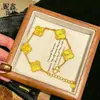Loja de Ouro Mesmo Estilo Pulseira de Trevo Quebrado Gelo Lascado Escama de Dragão Banhada a Ouro para Mulheres, Ouro de Imitação, Luxo Leve de Nicho, Sensação de Alto Padrão